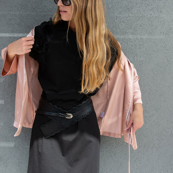 Large ceinture en cuir donne une touche romantique à votre look. @KbyKrisalys